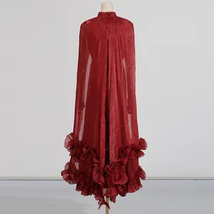 Vista trasera de un elegante vestido de gala rojo tipo capa con dobladillo de volantes