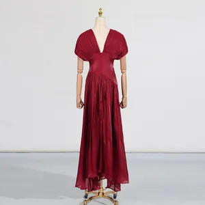 Rückansicht eines eleganten weinroten V-Ausschnitt Maxikleides aus plissiertem Satin