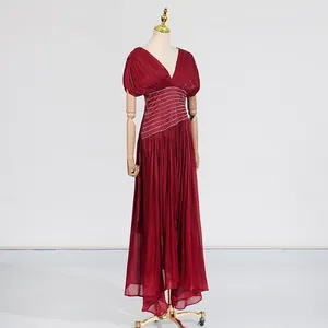 Elegantes weinrotes Maxikleid mit V-Ausschnitt, plissiertem Satin und tailliertem Design