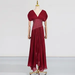 Detail von burgunderrotem V-Ausschnitt Plissee-Satin-Maxikleid mit tailliertem Schnitt