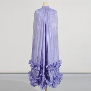 Vista trasera de un vestido de capa plisado lavanda con elegante dobladillo de volantes