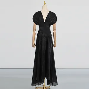 Rückansicht eines eleganten schwarzen Satin-Maxikleides mit V-Ausschnitt und Plissee.