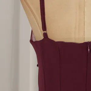 Detailaufnahme eines weinroten Abendkleides mit verstellbarem Träger und Reißverschluss