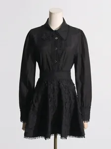 Elegante conjunto de camisa negra de manga larga y minifalda de encaje floral en un maniquí