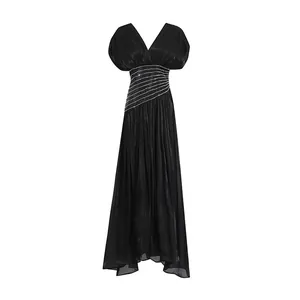 Elegantes schwarzes Maxikleid mit V-Ausschnitt, Plissee und Strass-Details an der Taille