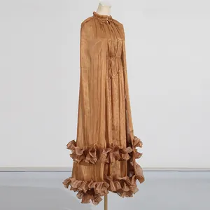 Vista detallada de vestido largo de lujo tipo capa bronce con volantes fruncidos