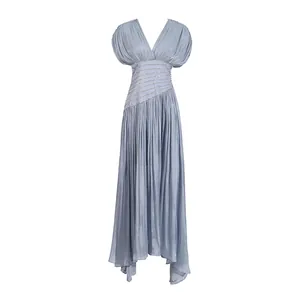 Elegantes hellblaues Maxi-Satinkleid mit V-Ausschnitt, Falten und schimmerndem Finish.