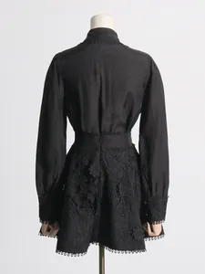 Elegante conjunto de moda de camisa negra de manga larga y falda de encaje floral