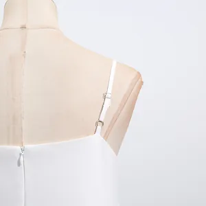 Detailansicht der verstellbaren Spaghettiträger und des Reißverschlusses am weißen Kleid