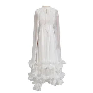 Elegante vestido largo blanco estilo capa con dobladillo de volantes y lujo