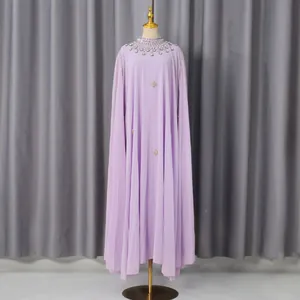Elegante lavendelkleurige capejurk met strass-kraag voor luxe avondkleding en feesten.