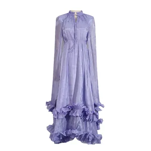 Detalle de un vestido largo de lujo lavanda con mangas de capa y dobladillo con volantes