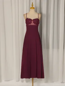 Elegantes burgunderfarbenes Abendkleid mit Reliefstickerei und feinen Spaghettiträgern
