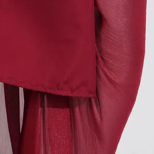 Nahaufnahme des eleganten weinroten Faltenstoffs und der glatten Satinstruktur für Damenkleider