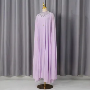 Elegante lavendelkleurige luxe maxi-jurk met geplooide cape en stras-opstaande kraag