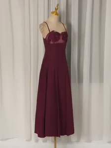 Elegantes burgunderrotes Maxikleid mit floraler Stickerei und Trägern für formelle Bankette.