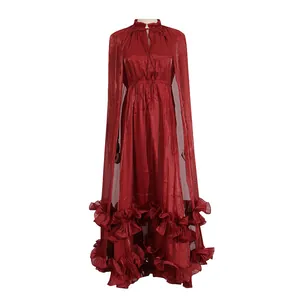 Elegante vestido de noche rojo tipo capa con dobladillo de volantes y diseño hasta el suelo