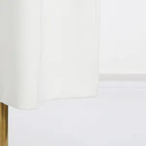 Nahaufnahme des weißen Kleidersaums und der glatten Textur des Sommer-Maxikleids.