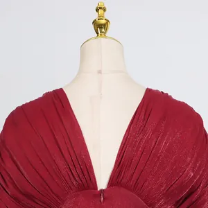 Detail der burgunderroten Satin-Plissee-Kleid mit tiefem V-Ausschnitt und Reißverschluss