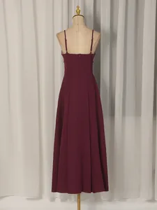 Elegantes burgunderfarbenes Abendkleid mit Spaghettiträgern, Rückansicht Maxikleid.