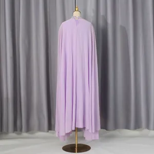 Achteraanzicht van een paarse luxe cape jurk met fonkelende kristallen kraag