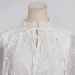 Detalle de primer plano del elegante cuello con volantes blancos y lazo en un vestido
