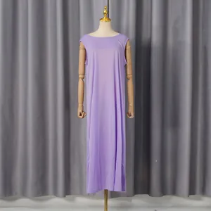 Gedetailleerd overzicht van een elegante paarse mouwloze lange jurk op een paspop model