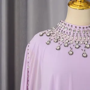 Detailopname van de sprankelende strass-kraag op een elegante lavendelkleurige avondjurk