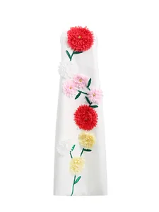 Elegante abito lungo bianco con spalline sottili e vivaci decorazioni floreali 3D