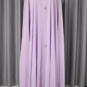 Detailweergave van een lichtpaarse jurk met delicate stervormige strass versieringen.