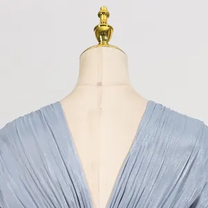 Nahaufnahme des eleganten blauen Satinkleids mit V-Ausschnitt und schimmerndem Faltenstoff