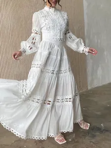 Vista completa del conjunto de falda de encaje blanco en movimiento, bordados de estilo palacio.