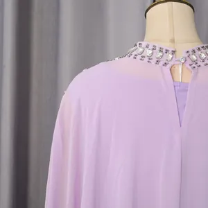Detail van de met strass versierde opstaande kraag op paarse avondjurk