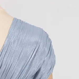 Detailaufnahme des hellblauen plissierten Satinstoffs eines hochwertigen Damenkleids.