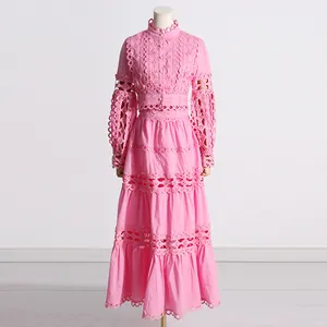 Elegante conjunto vintage francés rosa con detalles de encaje y mangas farol