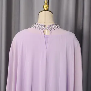 Detail van een lavendel avondjurk met een opstaande kraag van strass en rugopening