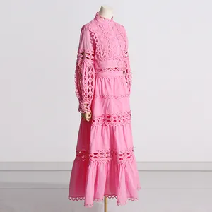 Detalle lateral de un conjunto de encaje rosa vintage francés con falda de capas elegante