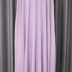 Detailopname van de elegante lavendelkleurige geplooide chiffon van een avondjurk