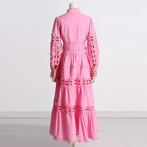 Vista trasera detallada del vestido vintage francés rosa con encaje calado delicado