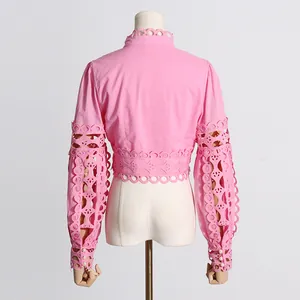 Vista trasera de blusa vintage rosa con mangas princesa de encaje calado intrincado
