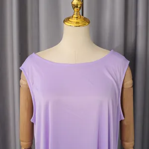 Detailopname van de halslijn en paarse stof van een elegante mouwloze zomerjurk