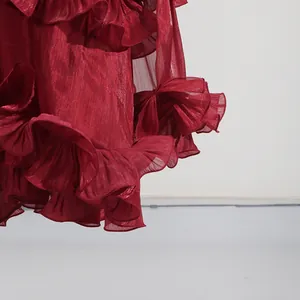 Primer plano de los volantes rojos brillantes y detalles de bordes ondulados en un vestido