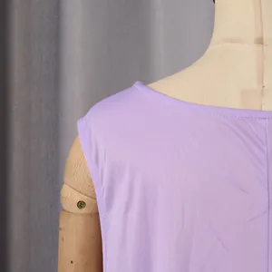 Detailopname van de halslijn en schouder van een lavendelkleurige luxe avondjurk
