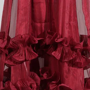 Primer plano de elegantes volantes burdeos en tela de vestido de noche transparente