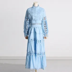 Vista detallada del conjunto de encaje retro francés azul claro con bordado fino
