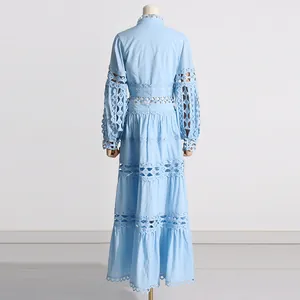 Vista posterior de vestido vintage francés azul claro con detalles de encaje bordado