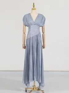 Elegantes hellblaues Maxikleid mit V-Ausschnitt, Faltenrock und tailliertem Schimmerstoff