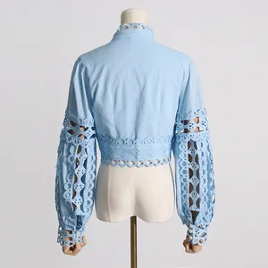 Vista trasera detallada de blusa de encaje retro francés azul claro con calados