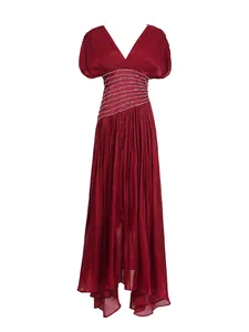 Elegantes plissiertes weinrotes Maxikleid aus Satin mit V-Ausschnitt und verzierten Details.