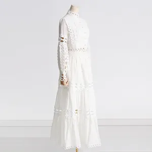 Detalle de un elegante vestido blanco de encaje vintage francés con bordado fino